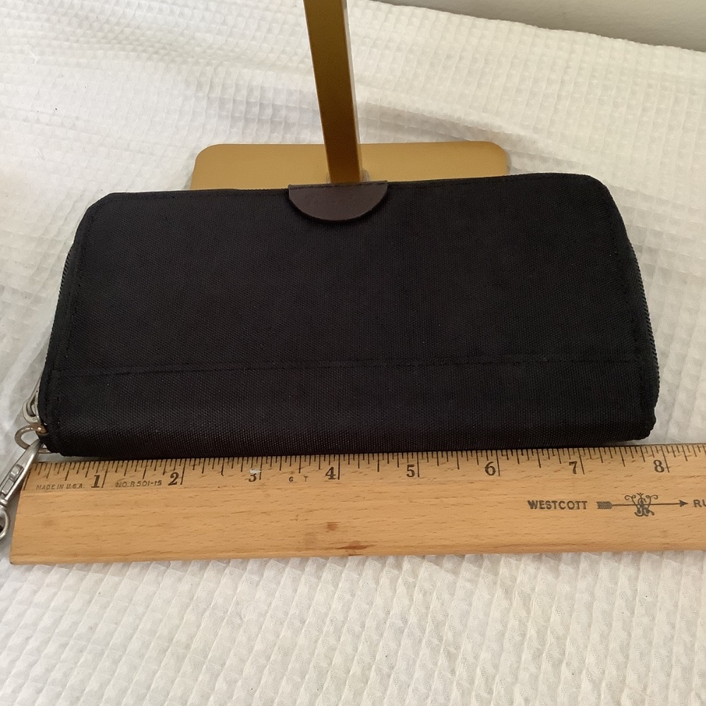 Wallet RFID Wallet NIB  Makes A Great Gift Travelon Brand NWT